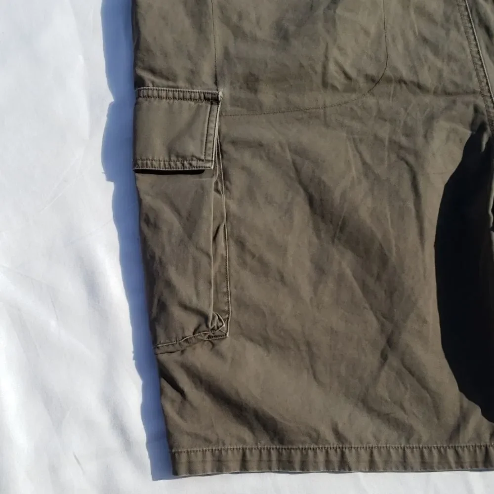 Banana Republic neutral men cargo shorts